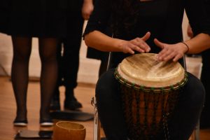 Persona tocando djembe. Fotografía: Débora Caro
